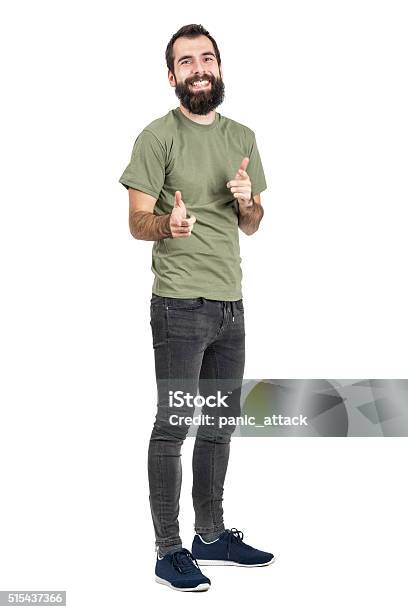 Riendo Espontáneamente Hombre De Camiseta En Verde Apuntando En Cámara De Los Dedos Foto de stock y más banco de imágenes de Hombres