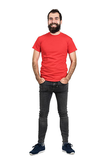 szczęśliwy pozytywne brodaty mężczyzna w czerwonej koszulce i obcisłe dżinsy - t shirt men red portrait zdjęcia i obrazy z banku zdjęć