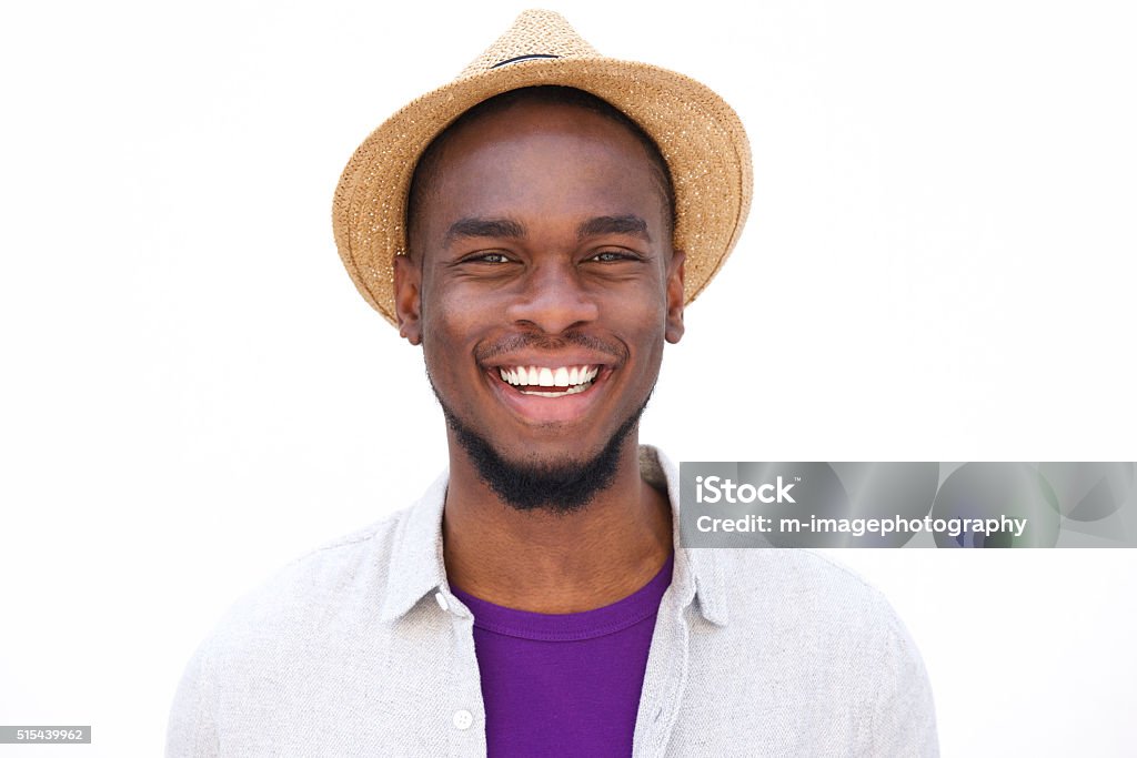 Souriant jeune homme africain avec chapeau - Photo de 20-24 ans libre de droits