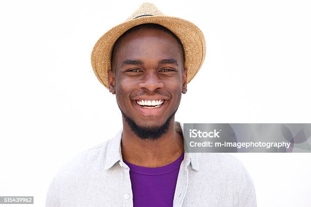 Photo libre de droit de Souriant Jeune Homme Africain Avec Chapeau banque d'images et plus d'images libres de droit de 20-24 ans - 20-24 ans, A la mode, Adulte