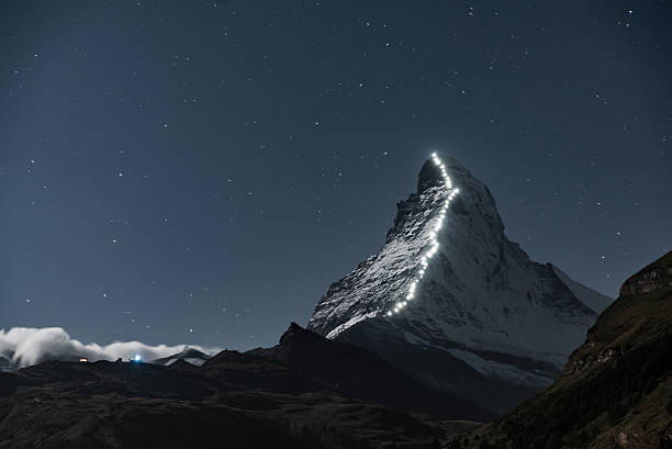 matterhorn en la noche - matterhorn swiss culture european alps mountain fotografías e imágenes de stock