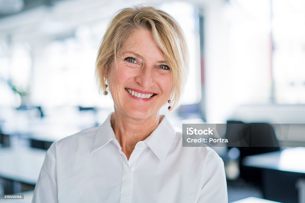 Porträt von glücklichen Geschäftsfrau im Büro - Lizenzfrei Frauen Stock-Foto