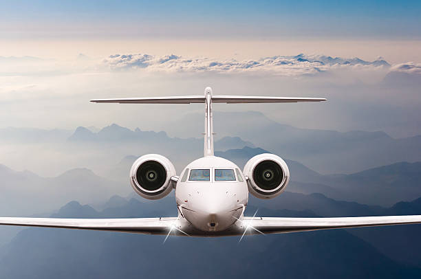 aereo privato volare sopra nuvole di montagna al tramonto e alpi - commercial airplane finance airplane private airplane foto e immagini stock