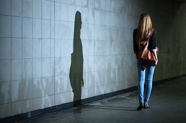 donna cammina da solo alla notte - walking at night foto e immagini stock