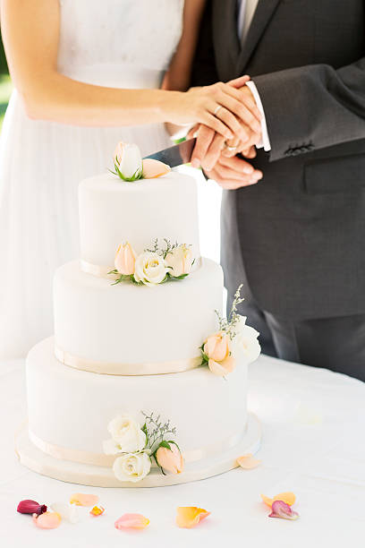 新郎新婦様のウェディングケーキテーブルカティング - wedding cake newlywed wedding cake ストックフォトと画像