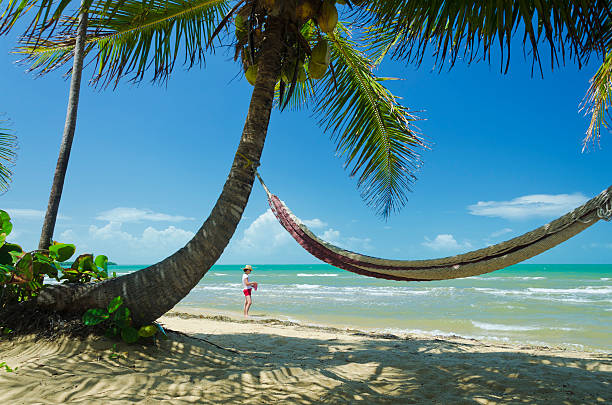 Mujer en una hamaca de playa con - foto de stock