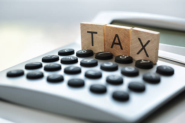 beim ausrechnen der steuern - concepts calculator tax form finance stock-fotos und bilder
