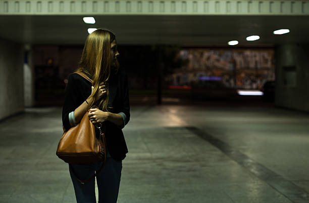 mujer solitaria en el paso subterráneo - burglary thief fear burglar fotografías e imágenes de stock