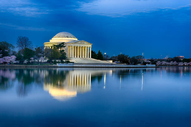 夜明け前の青の時間 glasslike ジェファーソン記念館反射 - cherry blossom cherry tree tree washington dc ストックフォトと画像