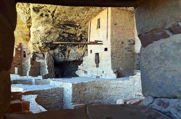 balcon de fenêtre parc national de mesa verde ruines anasazis - american culture usa history anasazi photos et images de collection