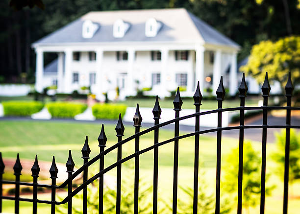 Mansion Large Georgia mansion with gates. driveway colonial style house residential structure stock pictures, royalty-free photos & images