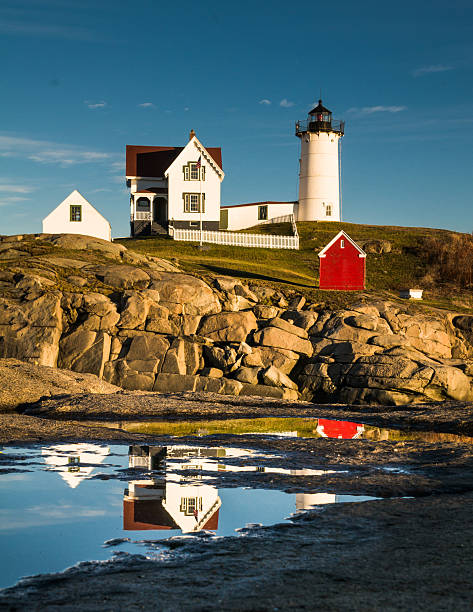 nachmittag leuchtturm restaurant " reflections" - maine flag nubble lighthouse new england stock-fotos und bilder