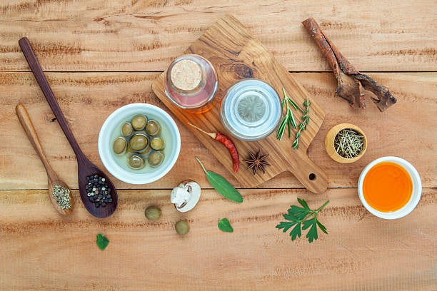 assortimento di erbe rosmarino, timo e salvia, menta - balsamic vinegar vinegar salad spoon foto e immagini stock