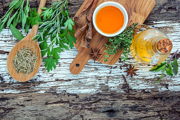 assortimento di erbe rosmarino, timo e salvia e prezzemolo. - balsamic vinegar vinegar salad spoon foto e immagini stock