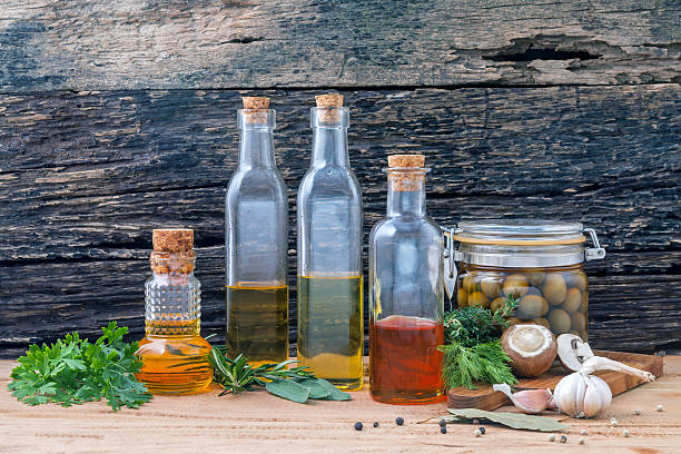 diversi tipi di oli da cucina, olio d'oliva al sapore. - balsamic vinegar vinegar salad spoon foto e immagini stock