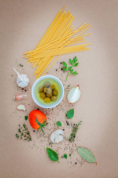 イタリア料理コンセプトのパスタ、野菜、オリーブオイルの香りです。 - balsamic vinegar vinegar salad spoon ストックフォトと画像