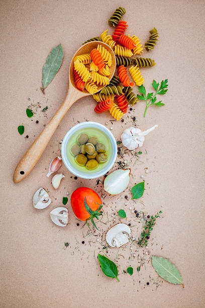 cucina italiana concetto di pasta con verdure, olio d'oliva al sapore. - balsamic vinegar vinegar salad spoon foto e immagini stock