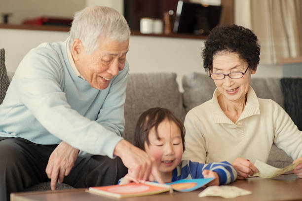 祖父母遊び、孫とリビングエリア - family grandmother child happiness ストックフォトと画像