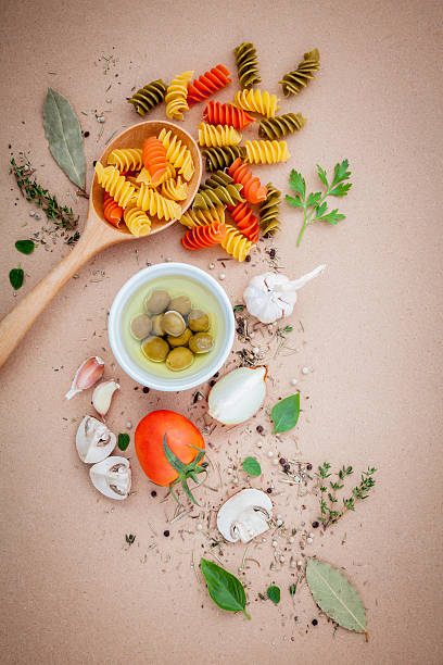 cucina italiana concetto di pasta con verdure, olio d'oliva al sapore. - balsamic vinegar vinegar salad spoon foto e immagini stock