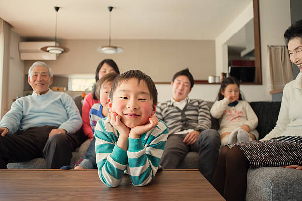 família de várias gerações se divertindo na sala de estar - listening child grandfather family - fotografias e filmes do acervo