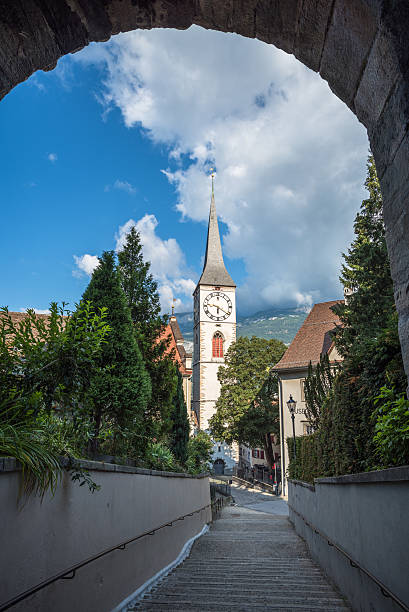 st. мартин церковь в чур, самый старый город в швейцарии - st martins church стоковые фото и изображения