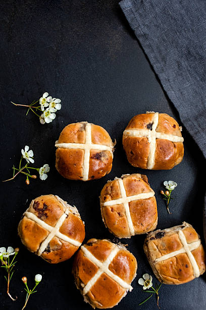 gorąco krzyż bułki - bread food basket sweet bun zdjęcia i obrazy z banku zdjęć