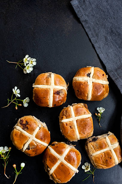 hot cross pão - bread food basket sweet bun - fotografias e filmes do acervo