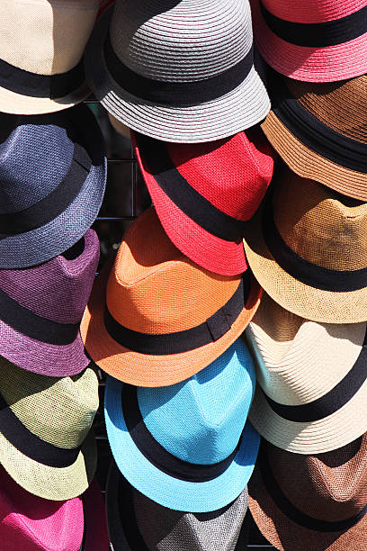 пляжная шляпа straw hat моды распродажа - hat shop стоковые фото и изображения