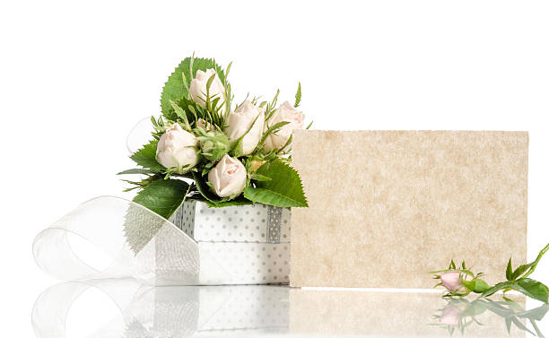 Caja de regalo blanca y rosas con tarjeta para texto vacío - foto de stock