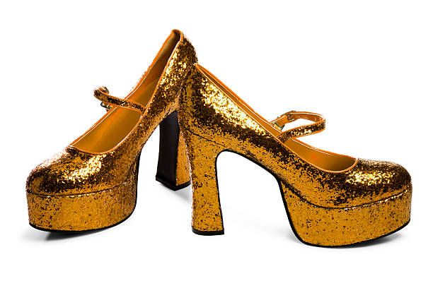 золотой высоких каблуках, изолированные на белом - gold pumps стоковые фото и изображения