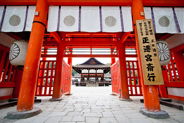 ドアを下鴨神社 kyoto ,japan - 平安神宮 写真 ストックフォトと画像