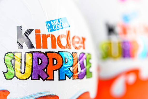 сюрприз шоколадные яйца «kinder - kinder surprise стоковые фото и изображения