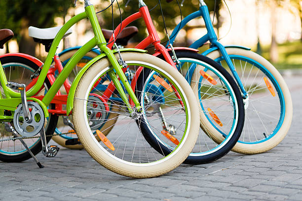 belle dame trois vélos de la ville. - vibrant color outdoors vertical horizontal photos et images de collection