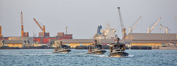 нас военно-морской флот прибрежной безопасности патрулирования в порт джибути - djibouti стоковые фото и изображения