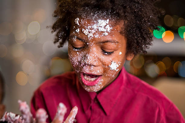 enfants barbouillé de gâteau. - messy shirt black dirty photos et images de collection