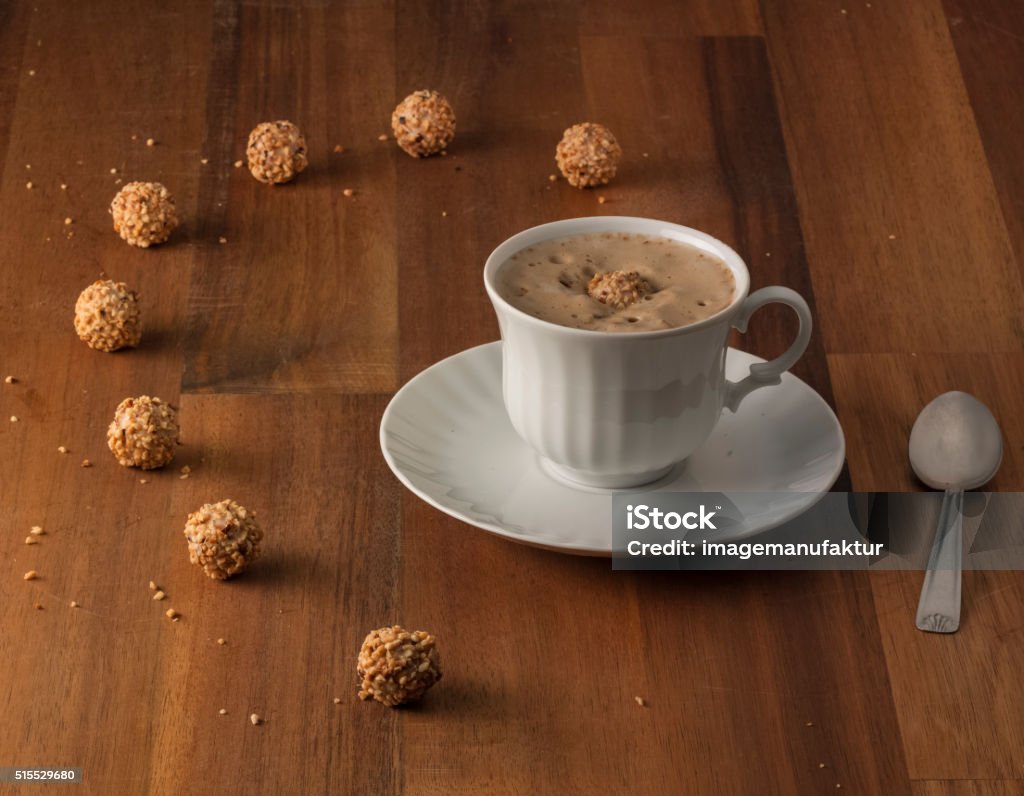 Cappuccino in einem Holztisch mit den wegweisendsten - Lizenzfrei Giotto di Bondone Stock-Foto