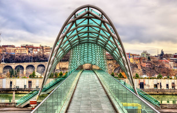 puente de la paz en tbilisi como existe actualmente, georgia - georgiano estilo fotografías e imágenes de stock