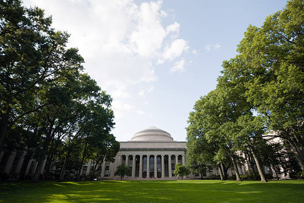 gran cúpula killian court, con vista del instituto de tecnología de massachusetts - massachusetts institute of technology university massachusetts dome fotografías e imágenes de stock