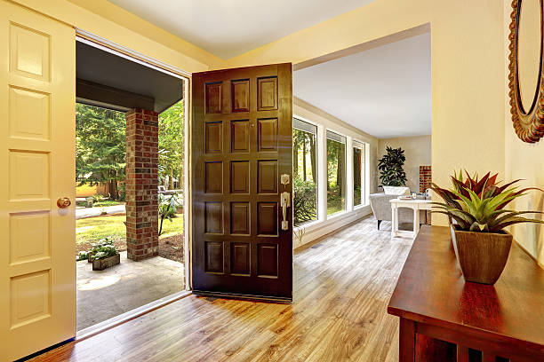 istock Entrance hallway with open door 515549095