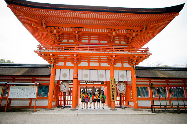カラーフル girl in 下鴨神社 kyoto ,japan - 平安神宮 写真 ストックフォトと画像