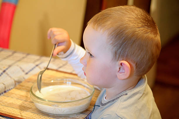 chłopiec jedzenie - facial expression babies and children head and shoulders close up zdjęcia i obrazy z banku zdjęć