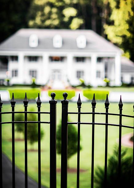 Mansion Large Georgia mansion with gates. driveway colonial style house residential structure stock pictures, royalty-free photos & images