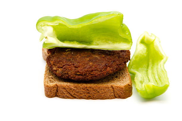 carne fresca albóndiga con capsicum y pan tostado - shelley hack fotografías e imágenes de stock