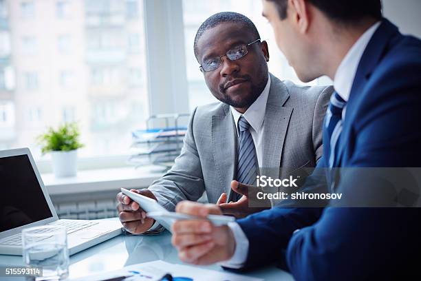 Business Besprechung Stockfoto und mehr Bilder von Geschäftsbesprechung - Geschäftsbesprechung, Ernst, Geschäftsmann