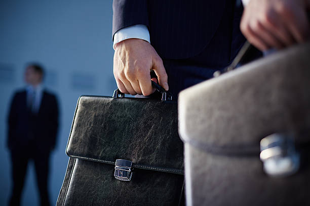 parceiros de negócios - men briefcase business bag - fotografias e filmes do acervo