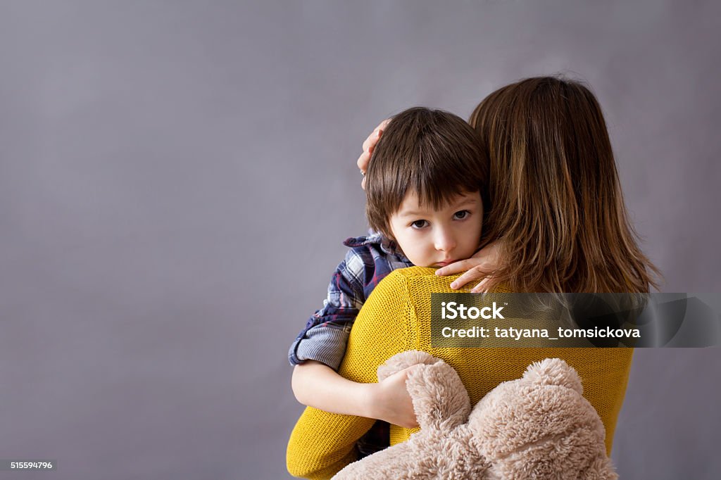 Triste poco hijo, niño, abrazando a su madre en su casa - Foto de stock de Niño libre de derechos