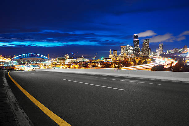 estrada com paisagens urbanas e horizonte de seattle - seattle night skyline architecture and buildings imagens e fotografias de stock