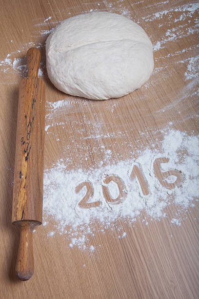 istock Figures 2016 on flour spilling on wooden background. Selective f 515600368