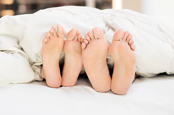 pieds de couple au lit - teenage sex photos et images de collection