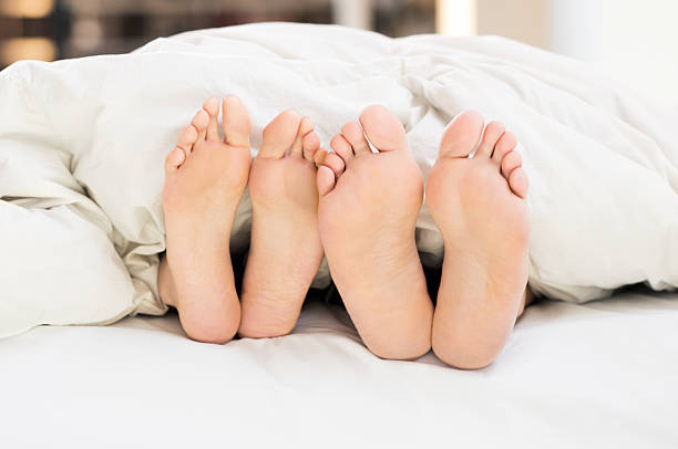piedi di coppia nel letto - teenage sex foto e immagini stock